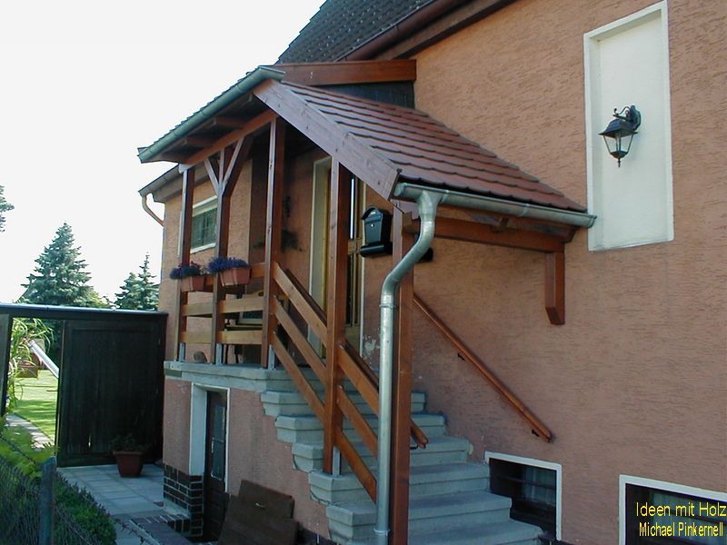 Eingangsüberdachung mit zwei Dachneigungen - Ideen mit Holz